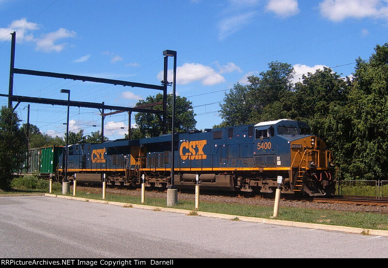 CSX 5400 leads K706 trash train.